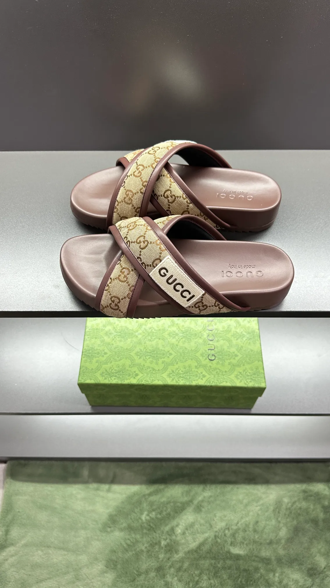 [G Family Couple Style] P: 300💰Female size 36~40 Men's size 39~45, (46. Custom-made Unisex GG slippers This slipper is made of GG polyester fiber and is decorated with a Gucci label on the front, adding a striking logo feel to the style. Beige GG recycled polyester fiber Unisex leather trim "Gucci Made in Italy" embroidered label Rubber sole Flat Made in Italy